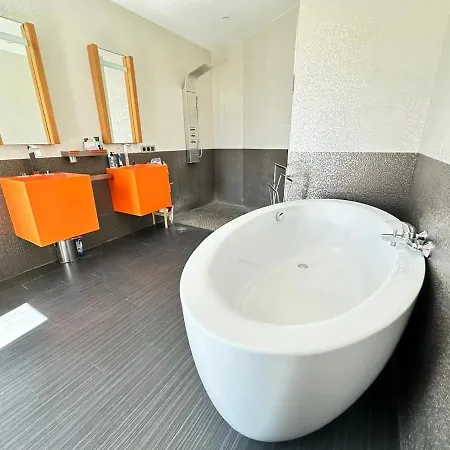San Pedro 6 Bedrooms 6 Bathrooms * מארבלה
